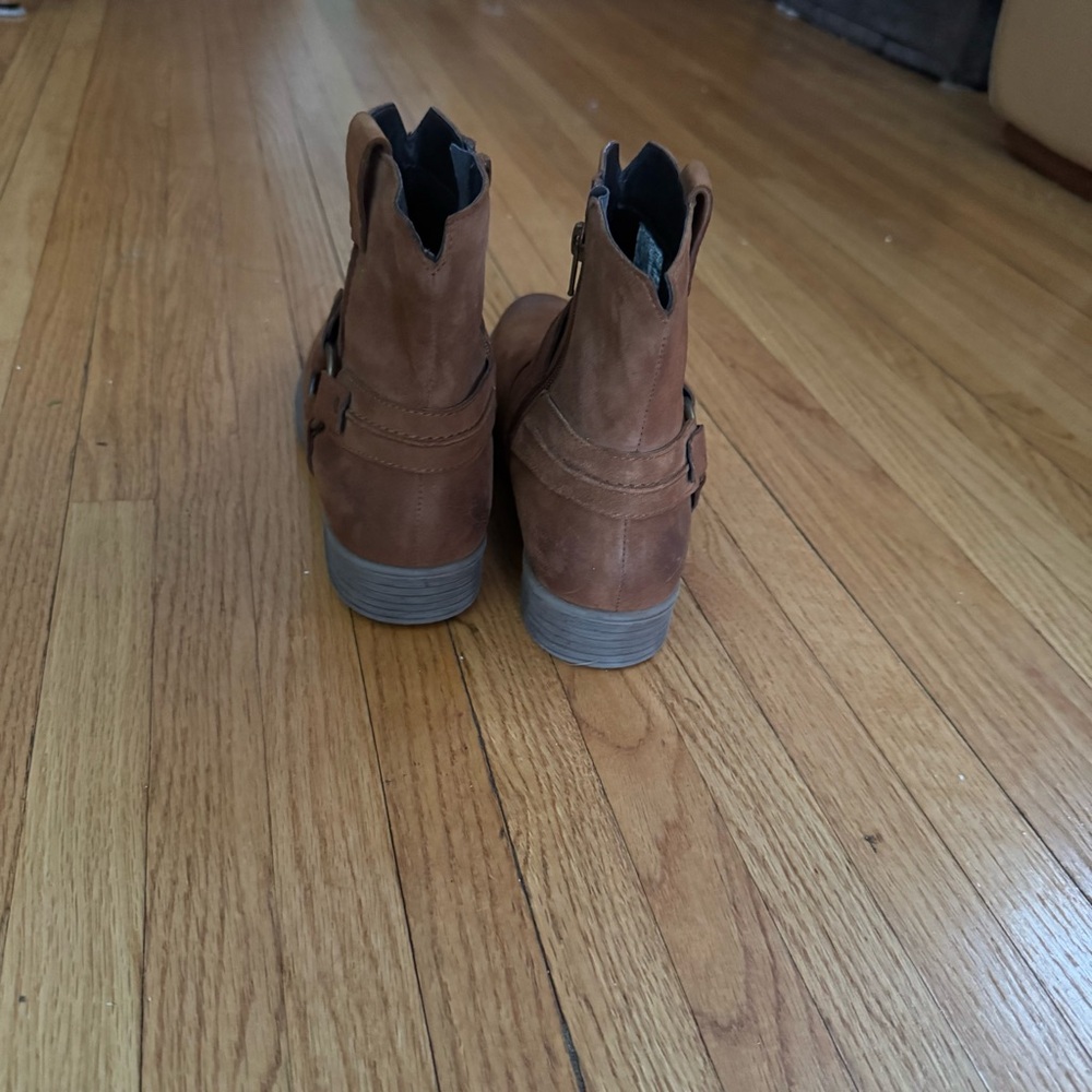 Earth Leather Ankle Boot - Picture 3 of 9